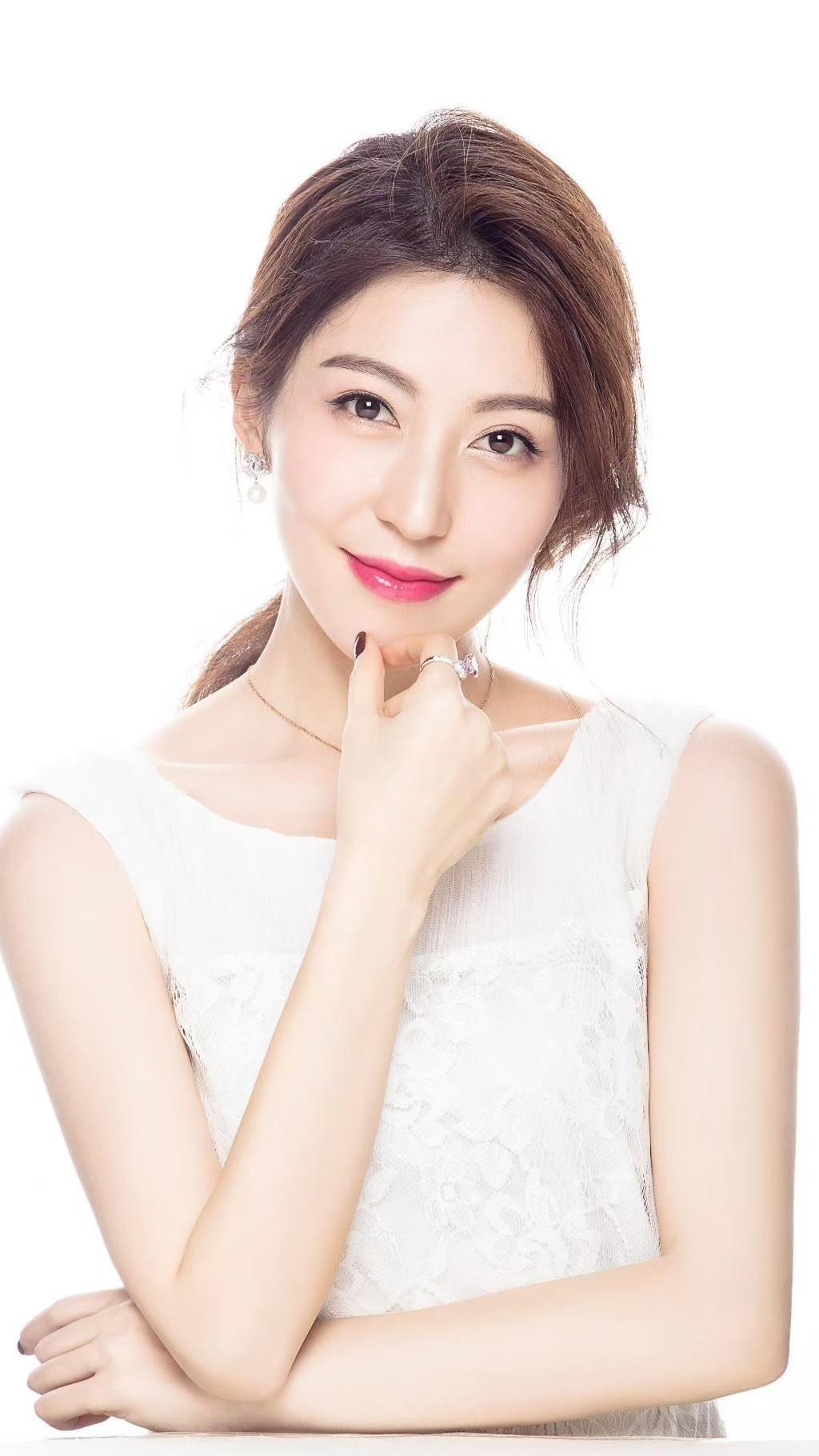 邵思涵（原名邵慧明），生于吉林白山，毕业于中央戏剧学院，内地女演员、编剧。200