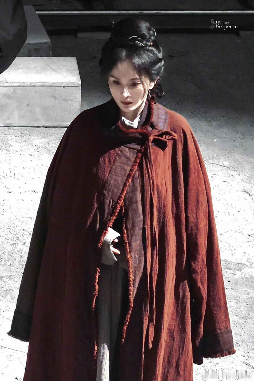 杨幂红麻衣披风路透江山大同路透。网友说，这造型把美女弄的……剧组这么穷吗？ 