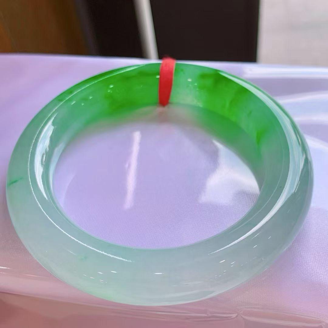 冰阳绿圆条手镯，色阳通透，完美七位数，圈口58*12.3*12.5mm。