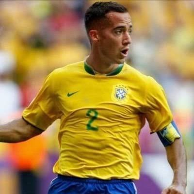 -“当初安切洛蒂是如何说服你这样一位才华出众的边锋…… 转型去踢右后卫的？”巴斯