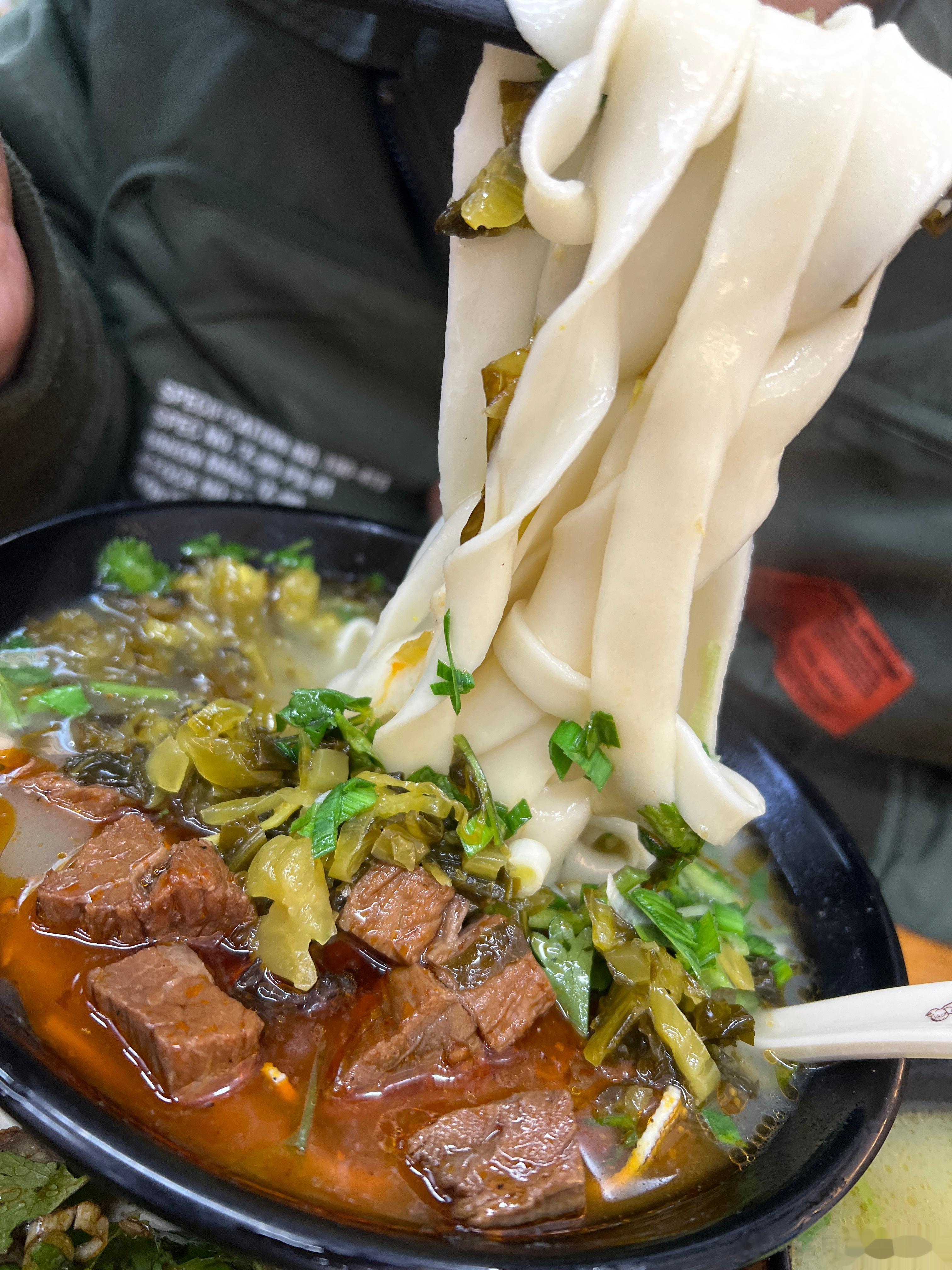 被大佬拉出来踩点，意外好吃的河南烩面小店！ ​​​