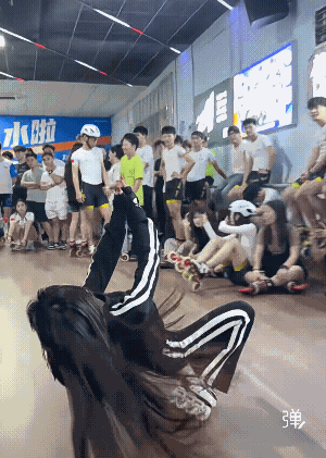 上次我这样滑的时候，被人整个人都推倒啦！头也撞地上了![捂脸]