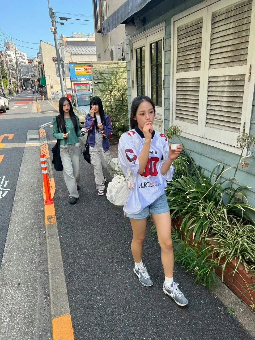夏天还是会看这组在路上边走边分享冰淇淋的小女孩们newjeans🐳 ​​​