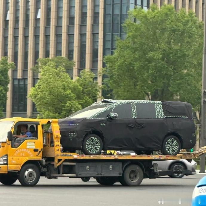 果然家用车的终极形态是一台MPV，主打量大管饱的零跑也盯上这一块了，样车都做好了