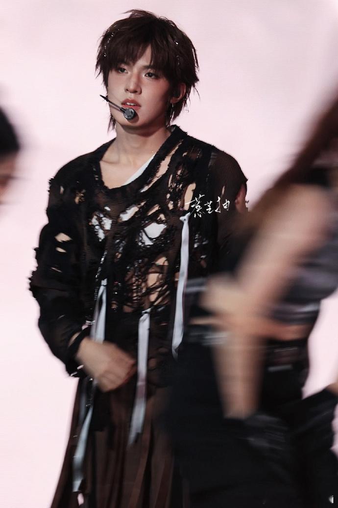 张泽禹 哥穿破布都是帅哥张泽禹没有不全开麦的义务 张泽禹的少年帅气真的太戳人，穿