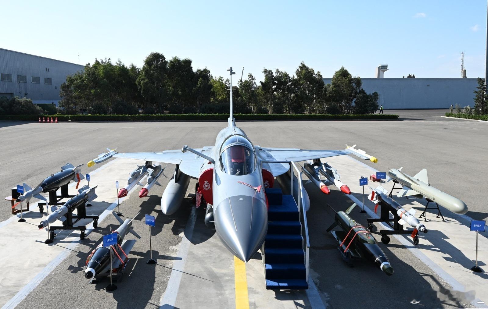 巴基斯坦空军去年在阿塞拜疆展示枭龙-3战斗机，翼尖挂PL-10近距导弹，但翼下仍