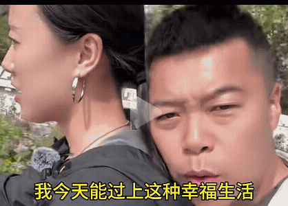 小两口在车上秀恩爱！小伙子的确是幸运，不仅找到了一个好姑娘，还遇到了一个通情达理