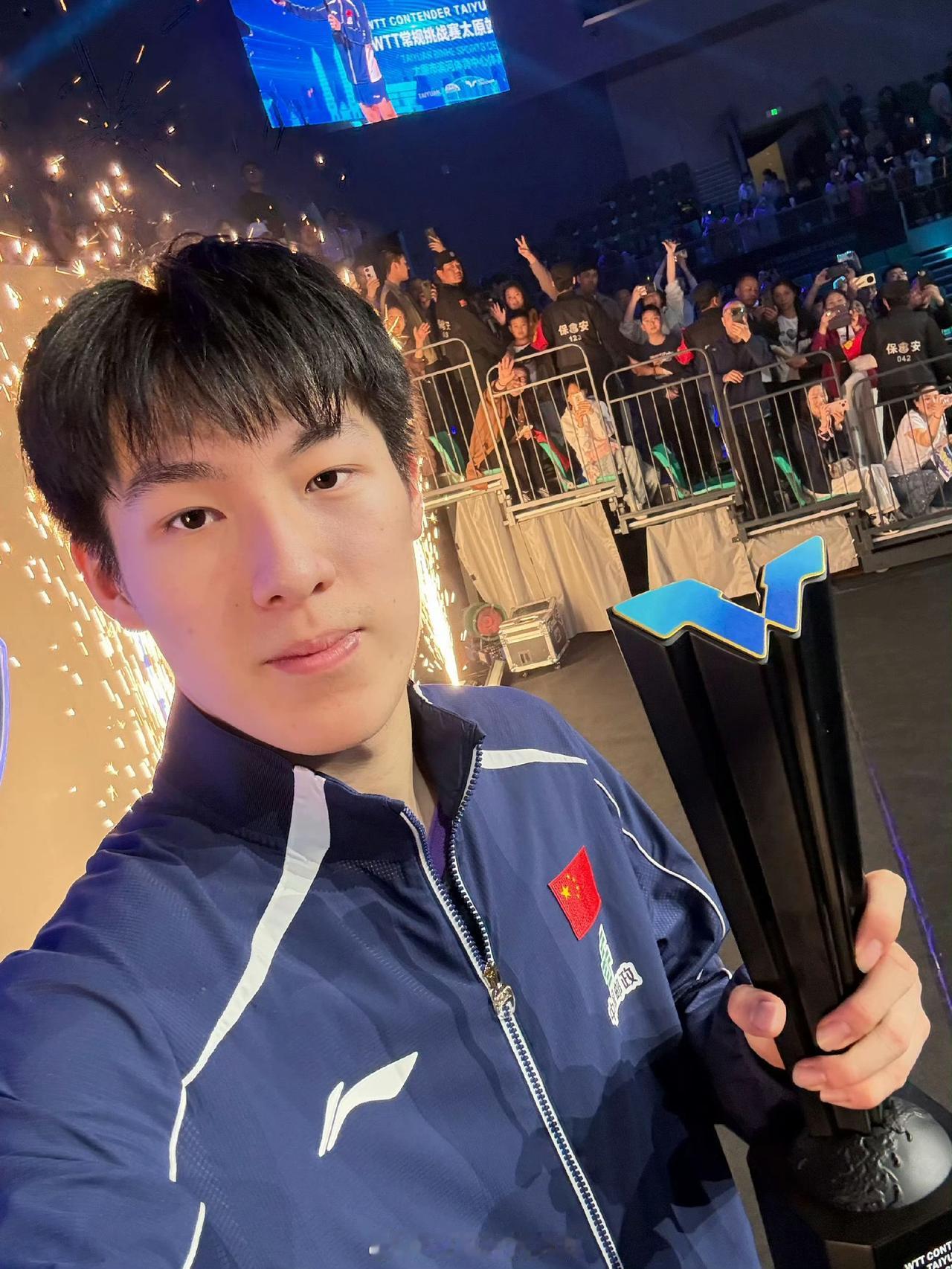 男单冠军温瑞博🇨🇳自拍照[赞][笑哭]！
温瑞博刚刚4-2击败日本老将吉村真