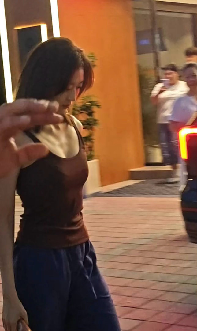 孙千体脂率孙千的身材气质真的无可替代，不止单薄的瘦，是紧致有线条的美感。高挑身形