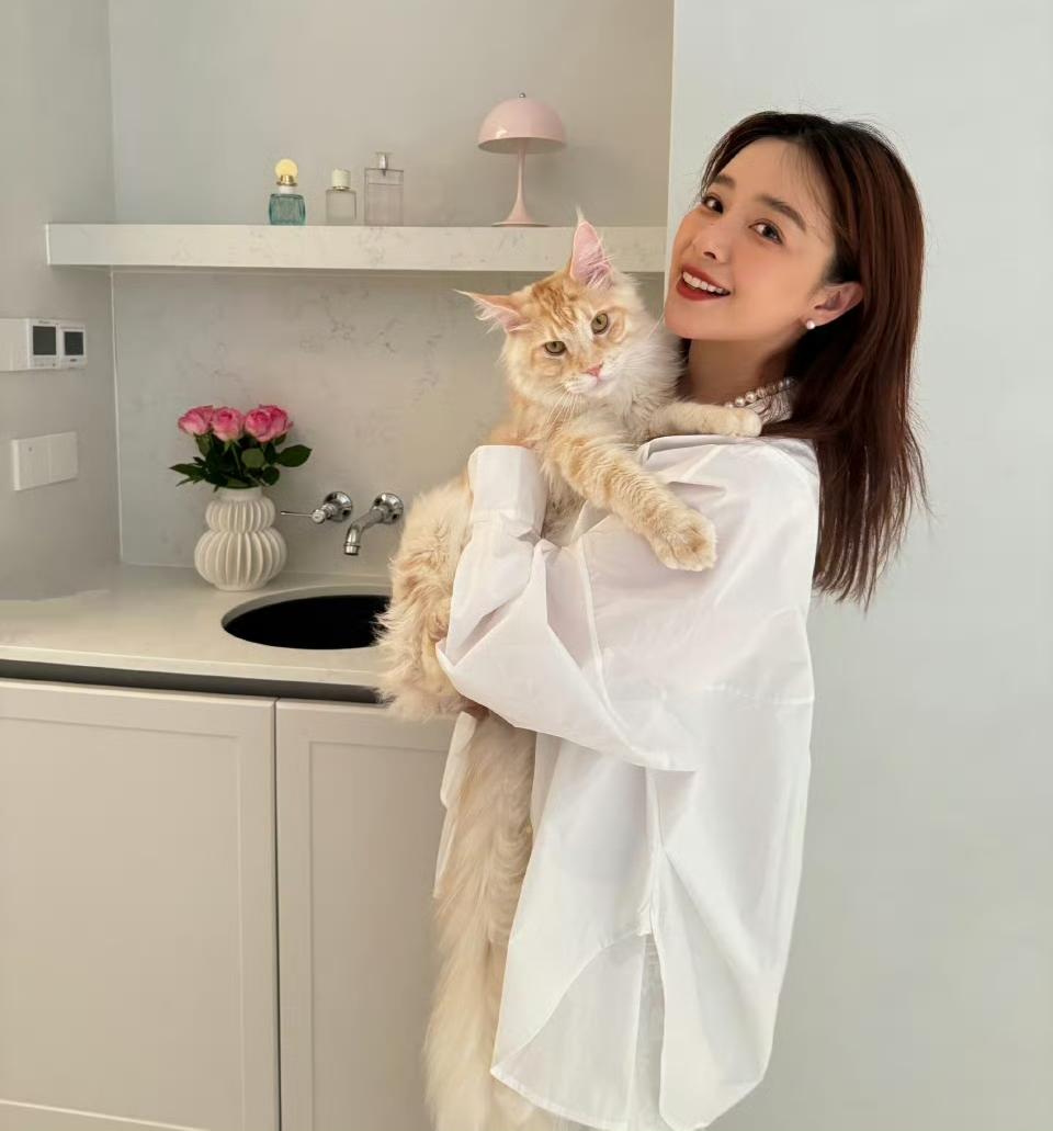 阚清子好拼啊！刚生产完三个月左右就要复工减肥了。

近日阚清子晒出近照，照片中她