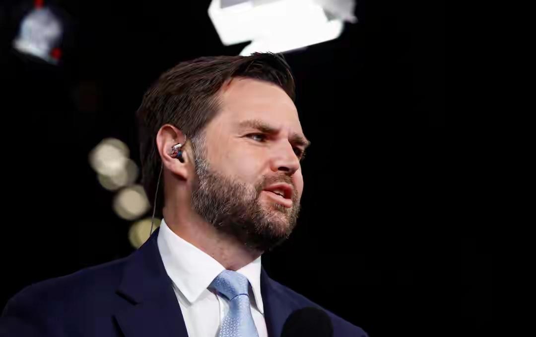 3月21日，万斯这一趟去匈牙利，表面上是给欧尔班站台，实际上是被特朗普一脚踢出了