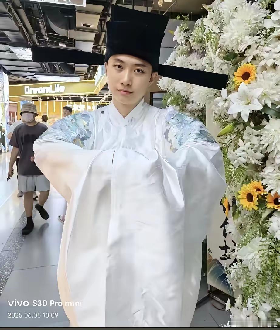 南航机长李煜众这事，看到网上都在说机长年薪都有200万，但是我特意去搜了一下，才