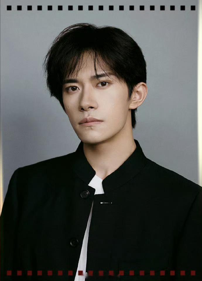 【易烊千玺宋佳咏梅获得导协年度男女演员】7月15日，2025中国电影导演之夜，凭