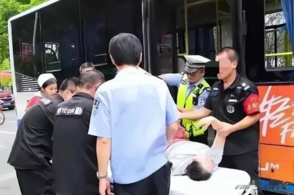“天理何在？”重庆，一60多岁大妈在公交车上吃糍粑时，突然开始猛烈咳嗽、呼吸急促
