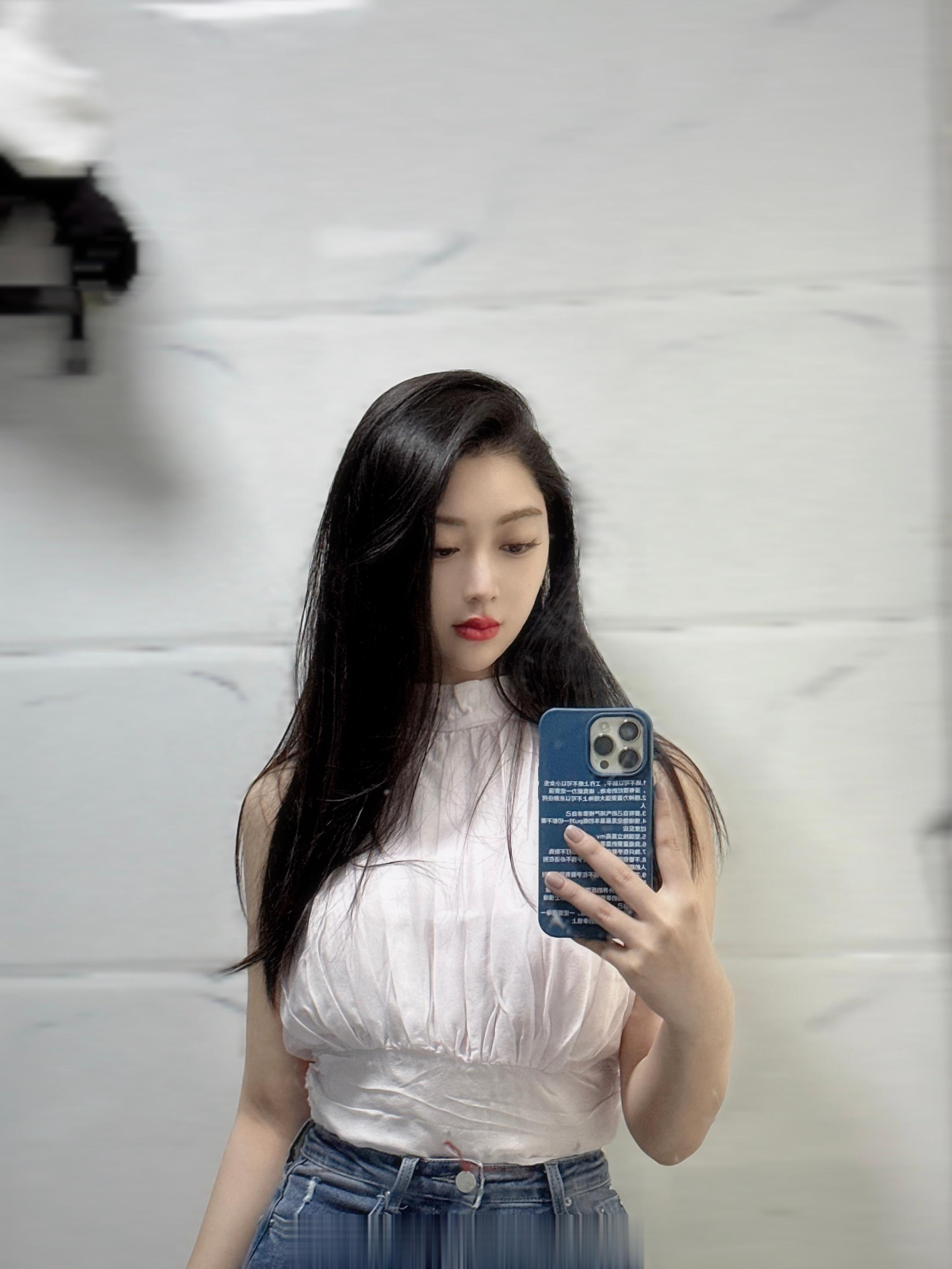 以前有老婆问过我穿这些衣服里面穿什么内衣的我都穿胸贴 因为露出来内衣带子会很丑 