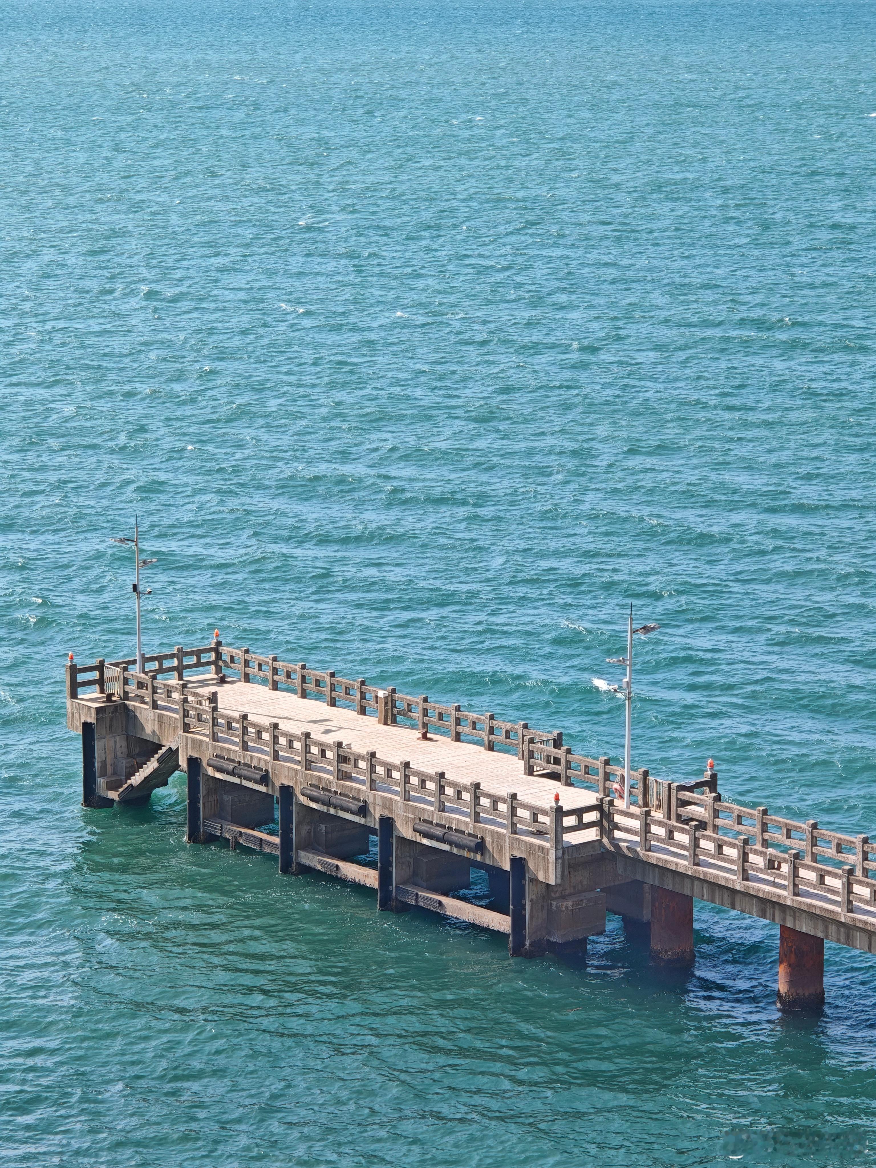 今日外拍，收获一个码头一条船，还行吧电车同学随便聊