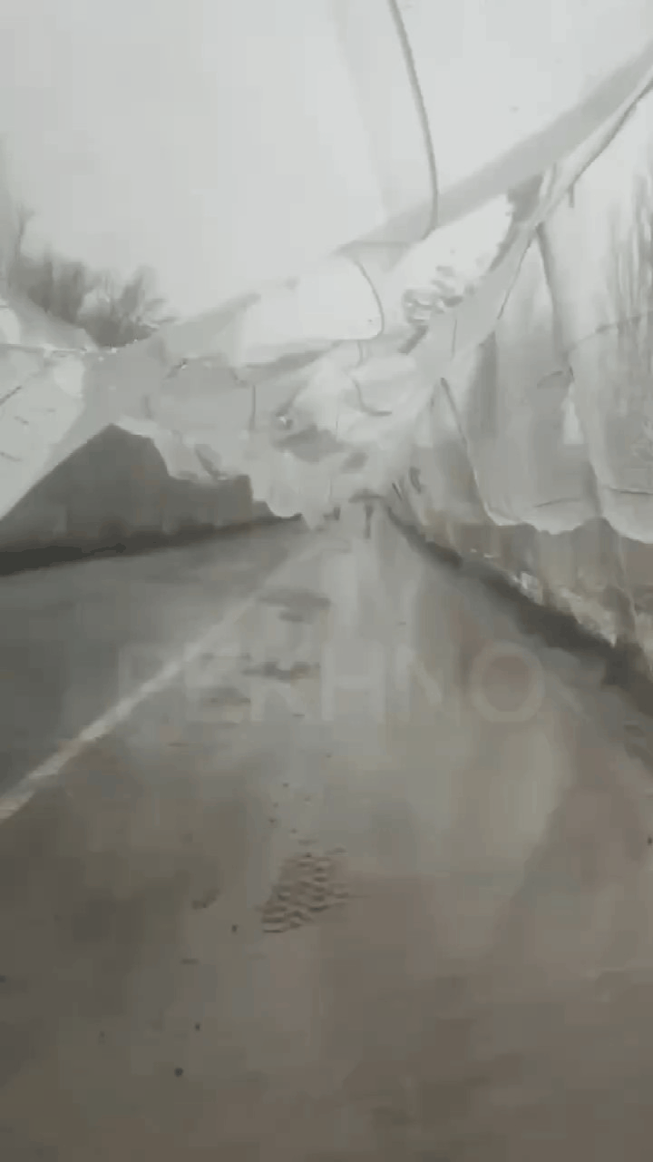 🇺🇦乌克兰的反无人机网无法承受第一场雪，连同支架一起倒塌。

现在这些网给物