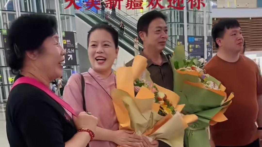 大美新疆，温暖相逢

许妈姚爸更新了动态。镜头里，他们站在新疆辽阔的蓝天下，手捧