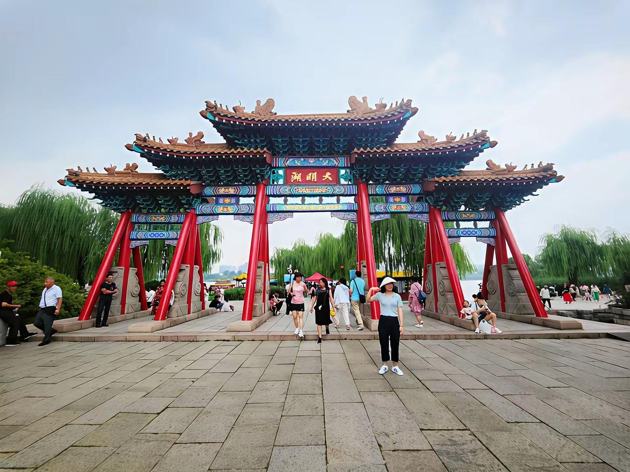 友友们：瞧瞧夏日济南大明湖的景色如何？