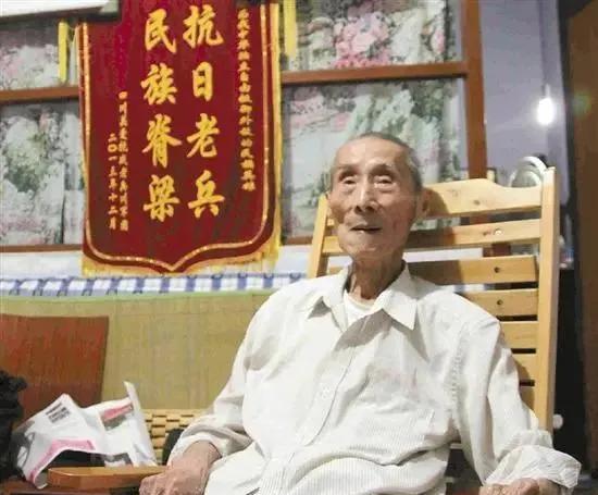 1942年，黄士伟在路边埋地雷阻击日军，没想到全被日军排掉了。这时，他突然有一个