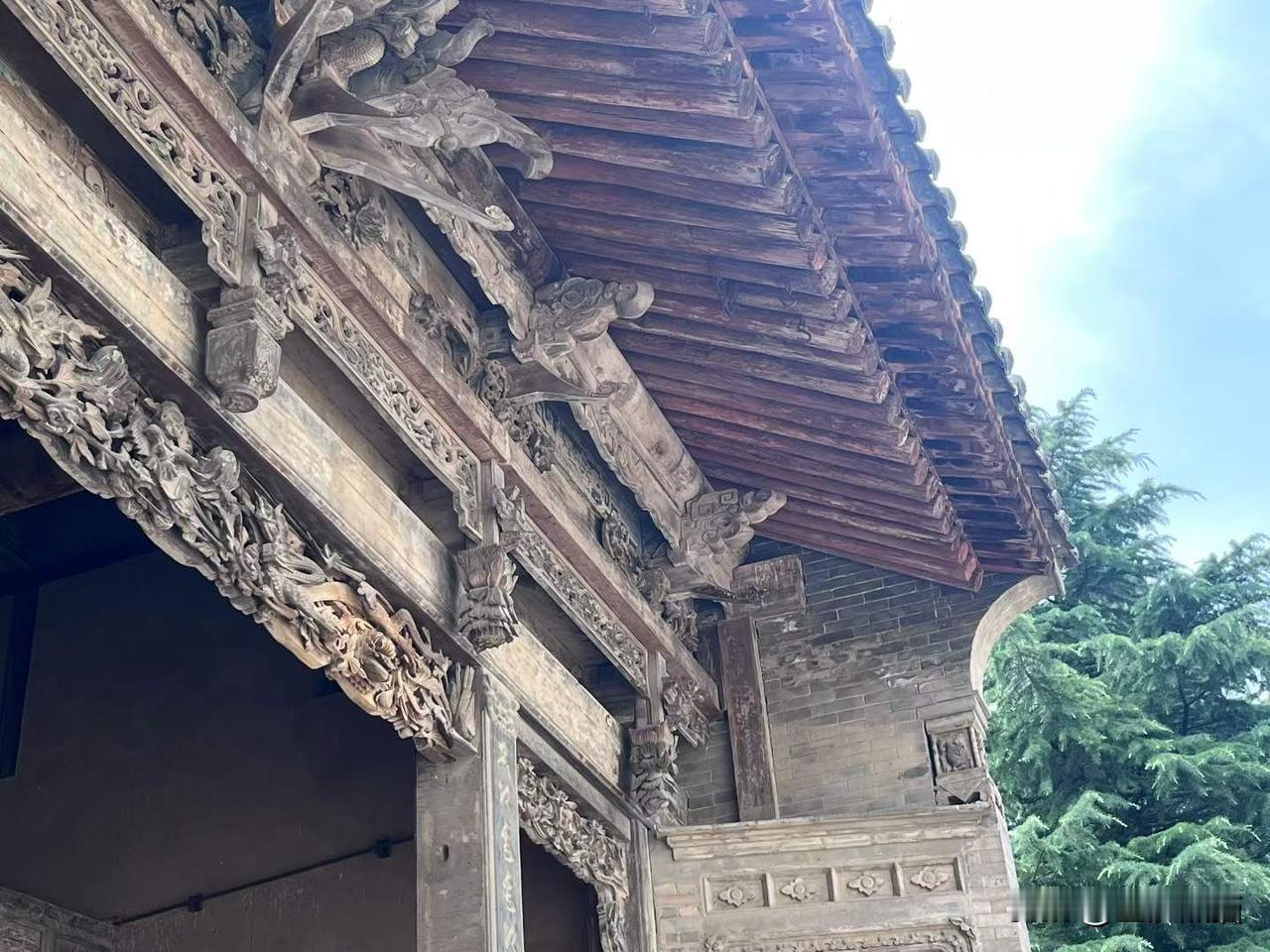 万荣后土祠是皇家祠庙，建筑宏伟，雕刻华丽工艺精巧，为轩辕黄帝扫地祭坛之地，是汉武