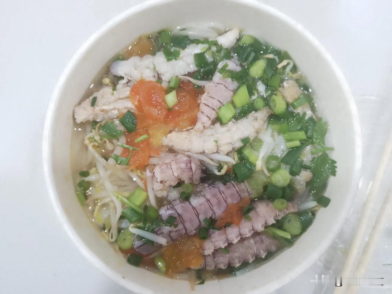 下龙湾的海鲜粉料有多足？

今日份的早餐是越南海鲜粉，它与越南牛肉粉、越南鸡肉粉