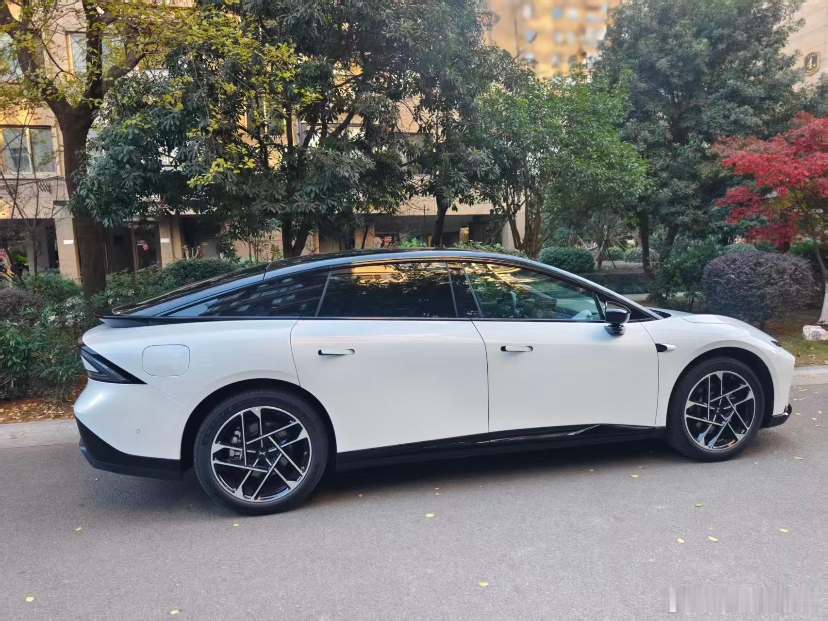 作为一个亲手买了四台小鹏P7+的男人，真的好喜欢这款车。我称它为20万以下最美轿