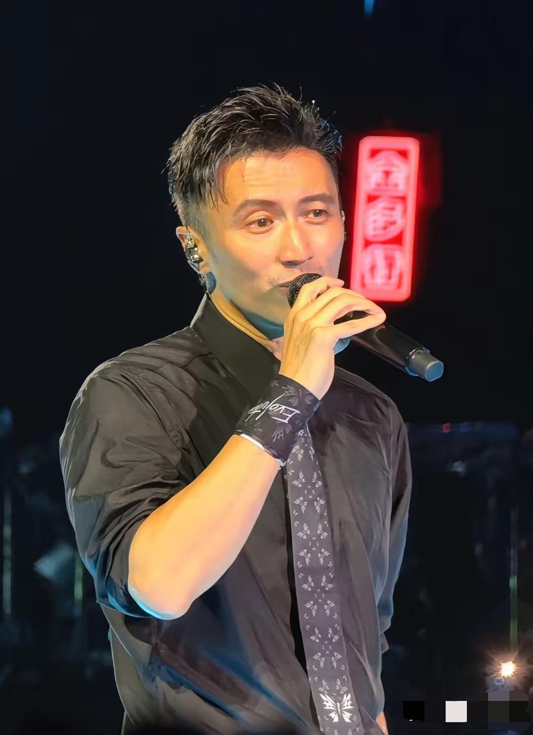 谢霆锋演唱会哭红了眼！
7月25号谢霆锋演唱会，真的给人看破防了！
全网都知道他
