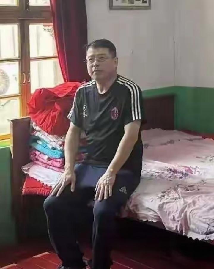 谁还记得他？当年在荧幕上凭嘴皮子溜、风格亲民的主持圈粉无数，唠嗑式台风又亲切又有