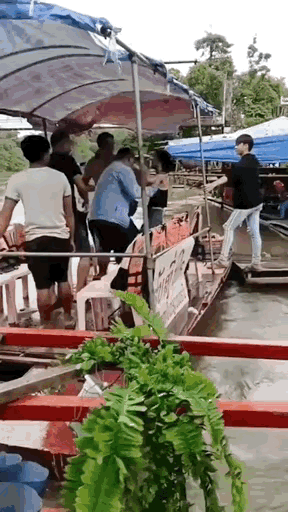 图1：真是败家啊，女朋友就跟人家吵了几句，直接就这样丢掉啊？
图2：好老的打卡机