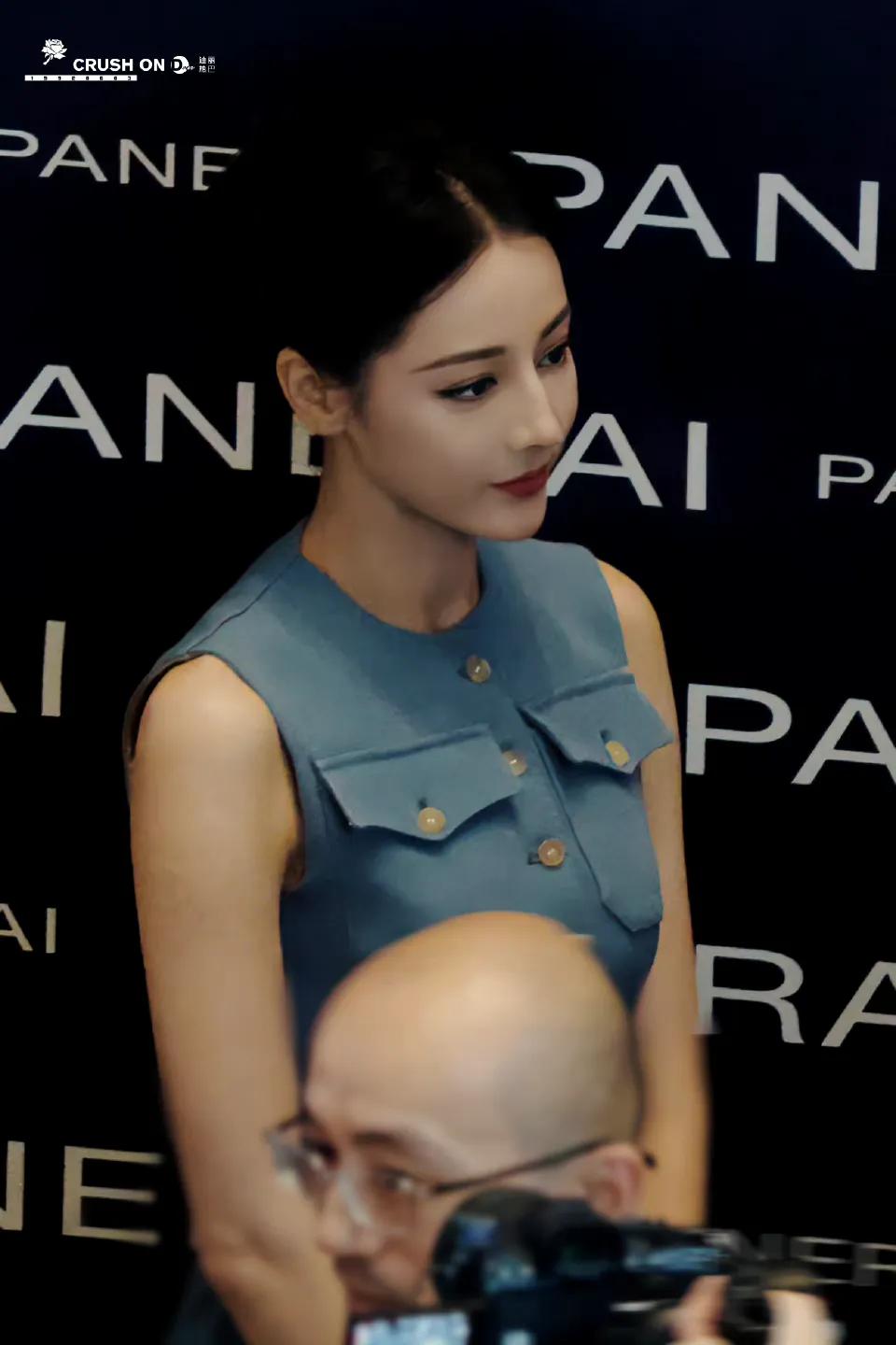 迪丽热巴可怕的人气啊！
现在的人追星还这么疯狂吗？[尬笑]