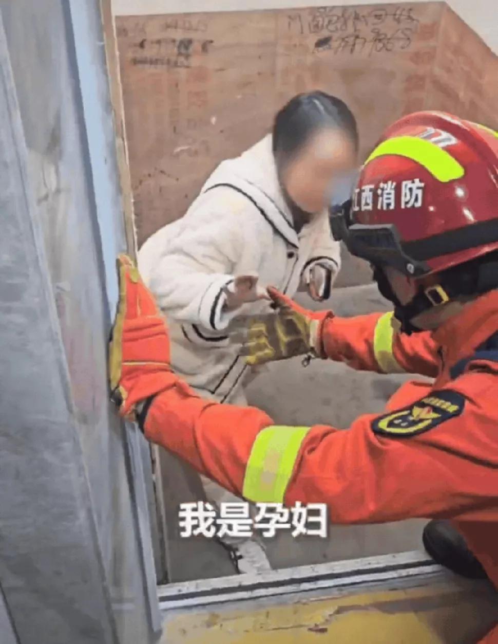 上人民日报了！江西萍乡，女子被困电梯，消防员想拉她上来萍乡12月傍晚的电梯里，孕