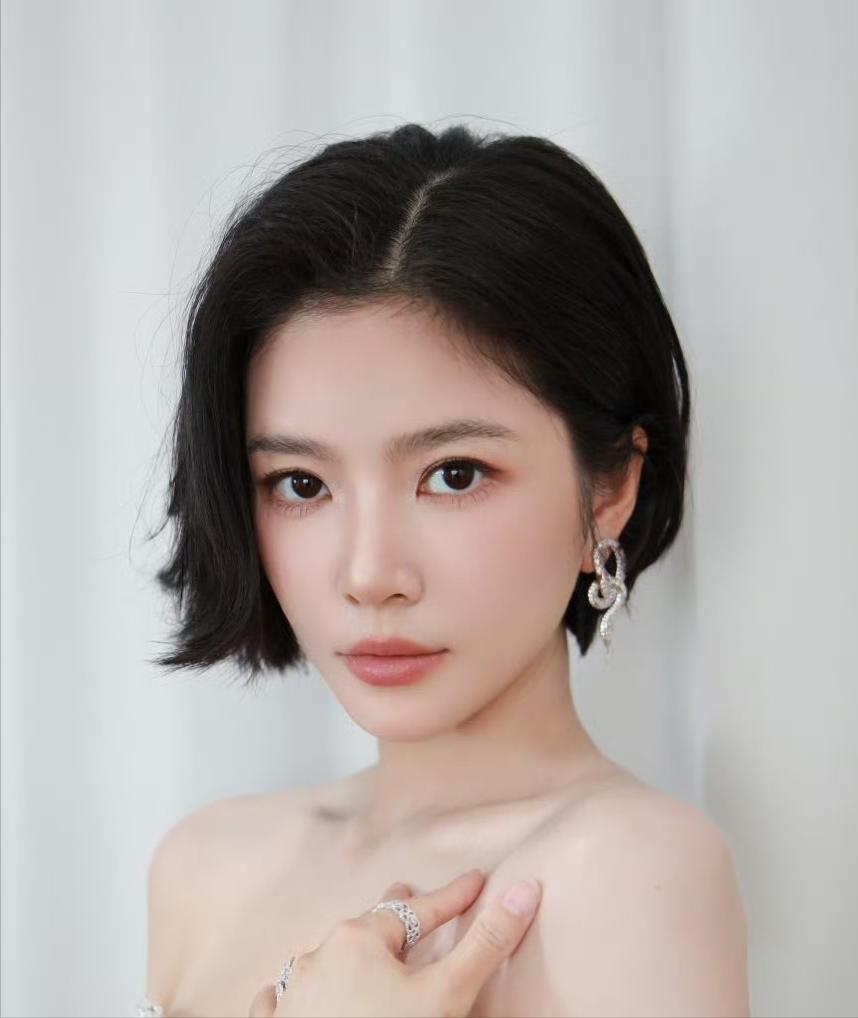 [啤酒]杜淳妻子带5岁女儿烫发引争议，发文致歉难平众怒：爱美别拿孩子冒险
 
5