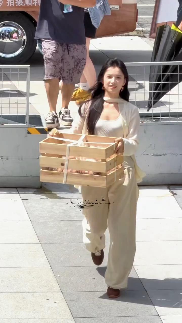 小寿星就这样飞奔过来给粉丝分面包…🥹我保证 张婧仪是天使👼🏻 