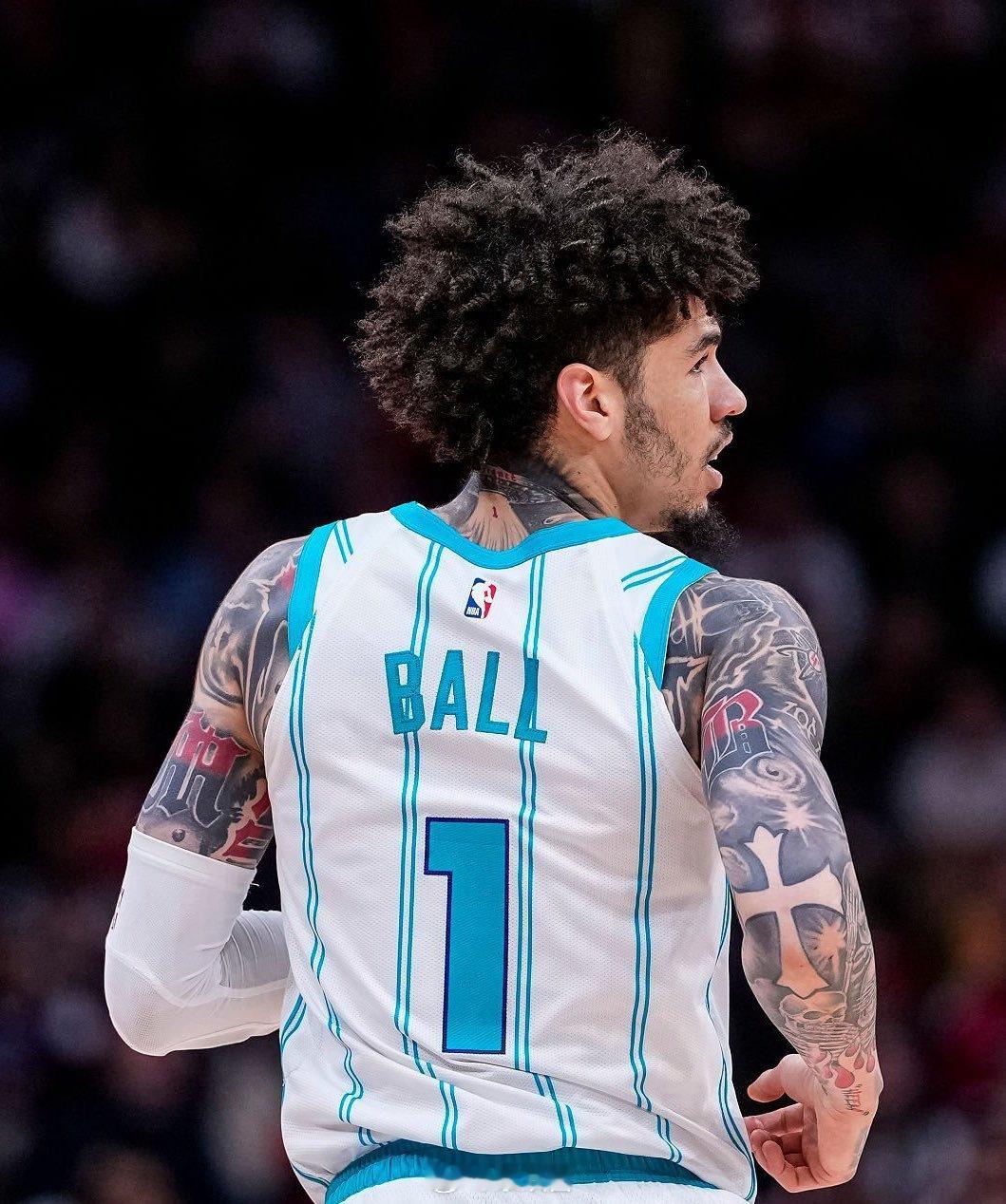 HoopsHype的麦克·索托报道，猛龙有兴趣得到三球，今年夏天就跟黄蜂询过价；