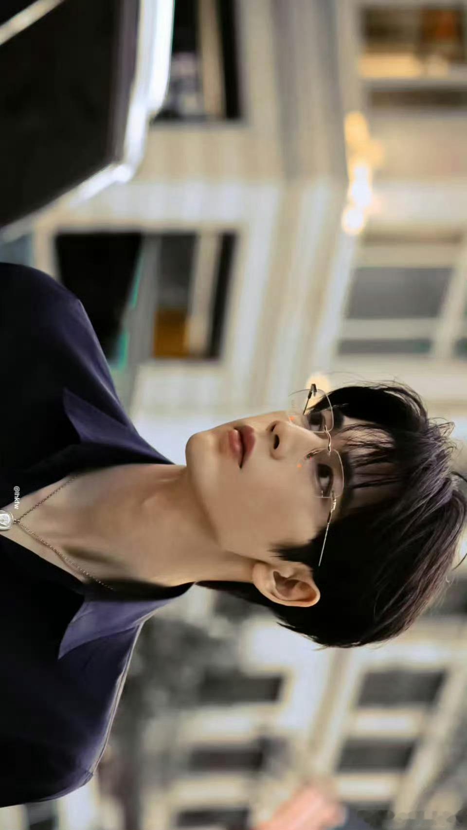 张凌赫烟绫贵公子 “烟绫贵公子”这个title太贴切了！张凌赫往那儿一站，就自带