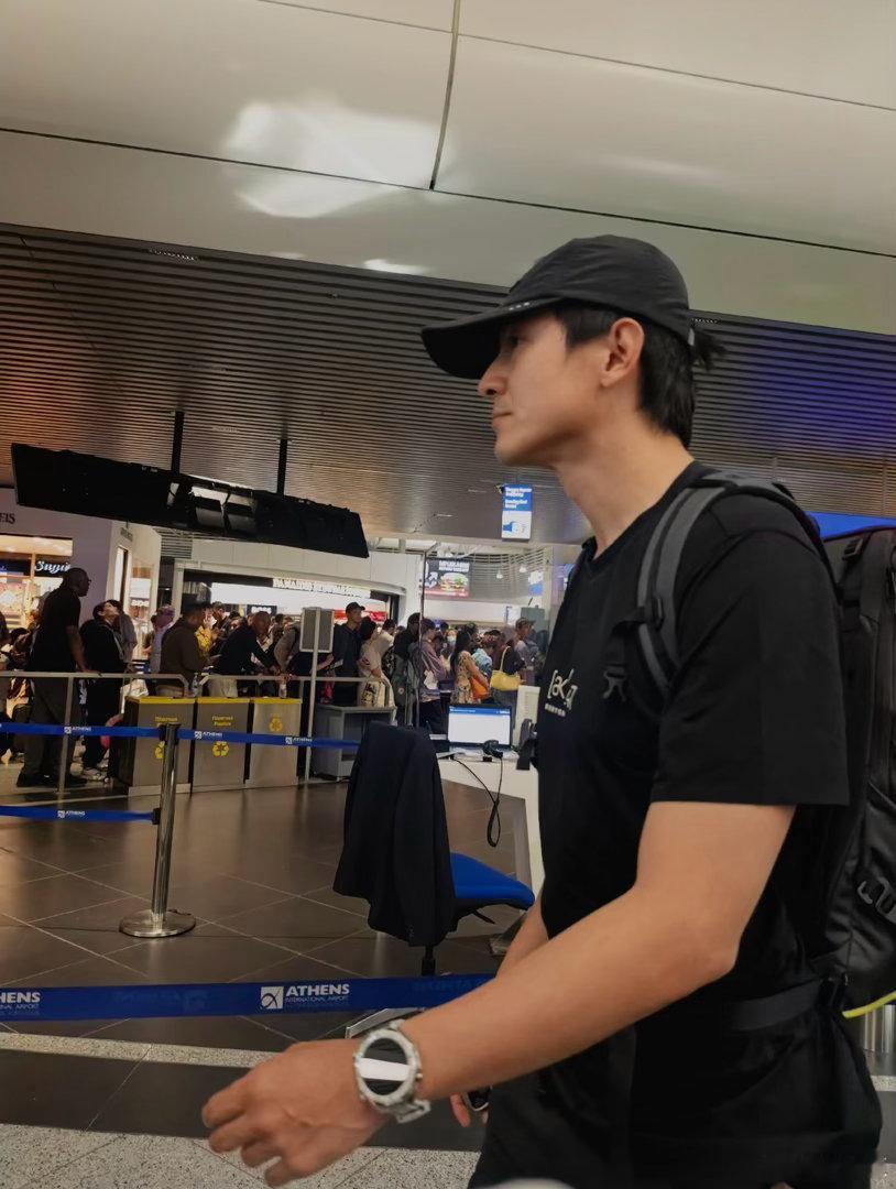 雅典机场偶遇林更新雅典机场偶遇林更新✈️！线下状态超能打，高大俊朗，阳光感十足。