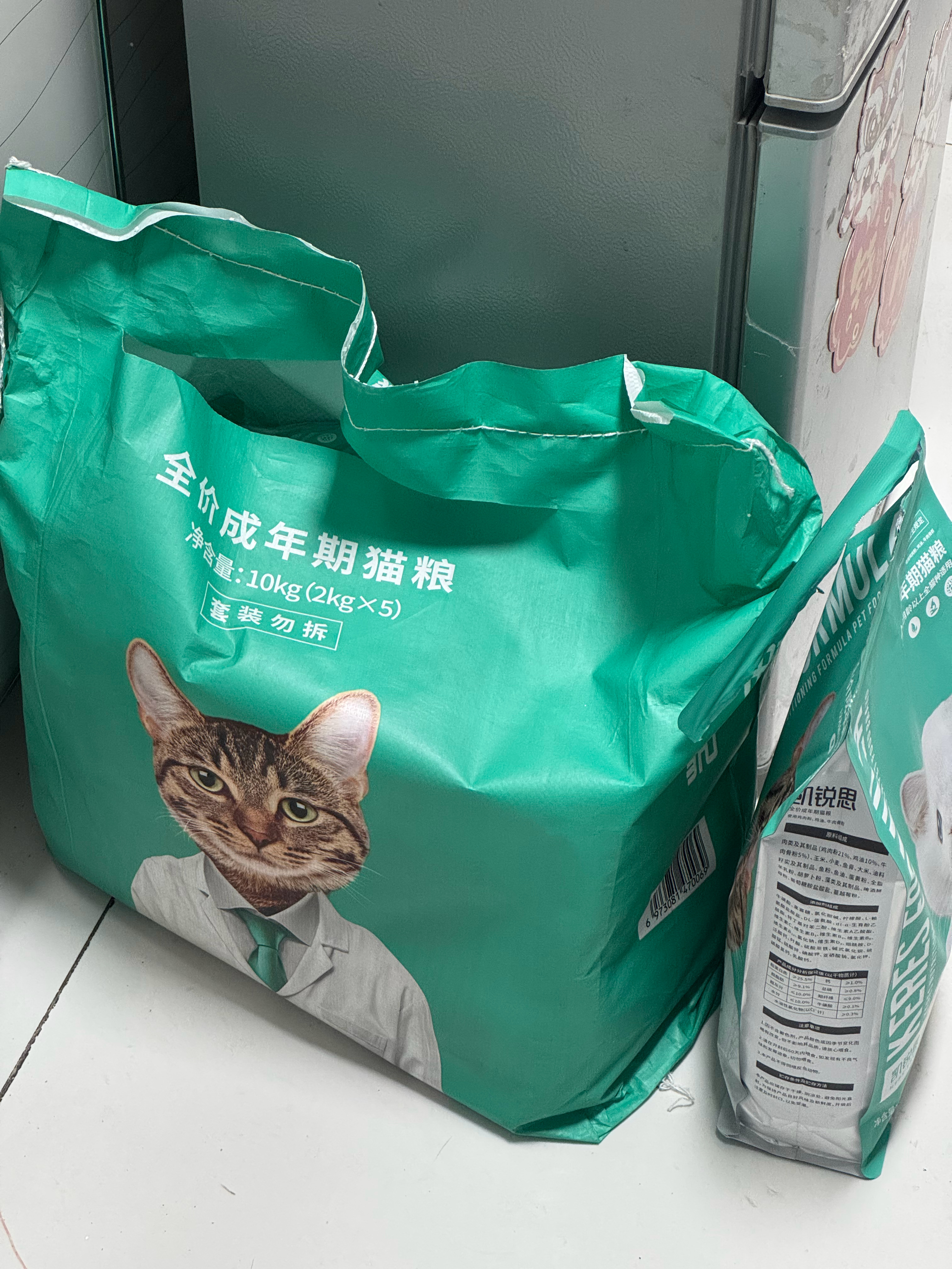 给流浪猫猫买的猫粮到了提问：过年这几天都没有人在工作室是不是可以把猫粮放多一点在