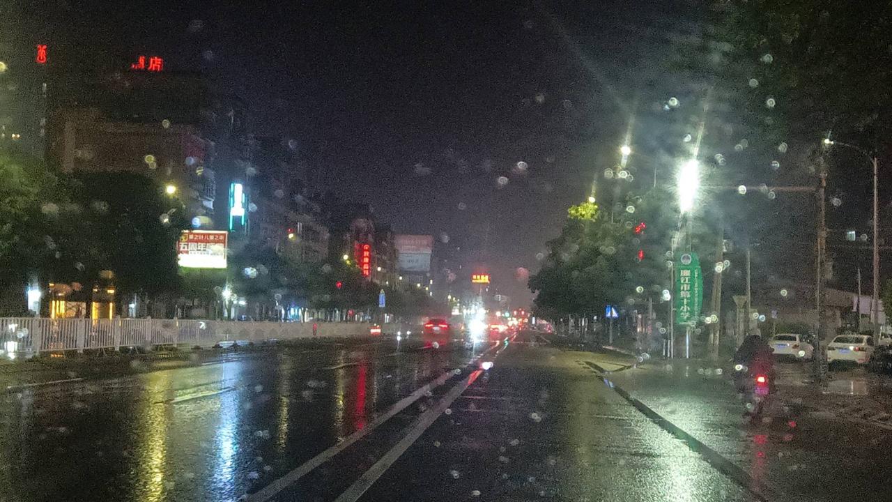 冬雨飘洒冲霉运，
洗走孤独迎开心。
不顺之事今晚止，
明天出门遇财神。
每人横财