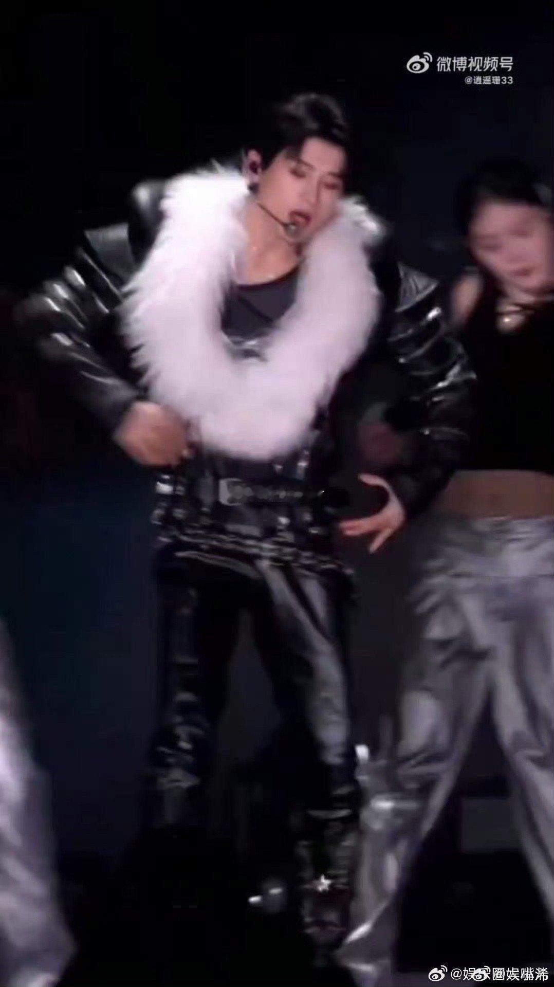 姚琛这段完播率100％ 姚琛这段表现力绝了！舞台氛围感拉满，细节处尽显专业，看完