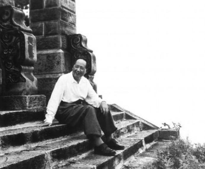 [微风]1976年，毛主席病逝的前一天面色灰黄，连嘴唇都呈现出青紫色，只见他轻轻