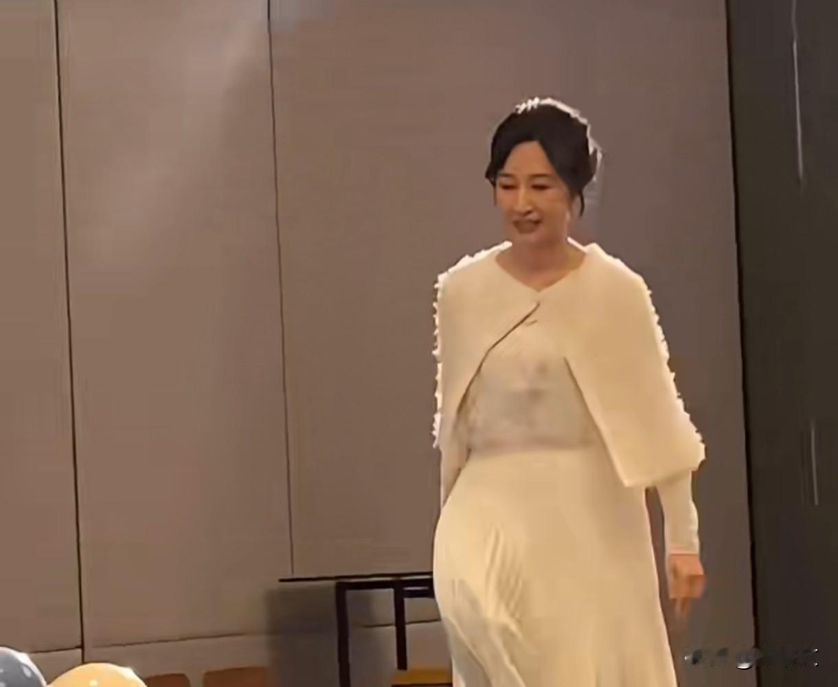 61岁关咏荷素颜杀疯了！原相机直拍似41岁，这才是优雅老去的天花板
 
最近香港