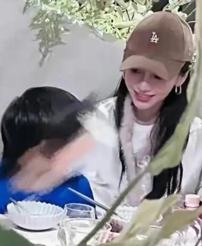 香港中环偶遇baby，低调没星味打扮普通像路人差点认不出了 ​​​