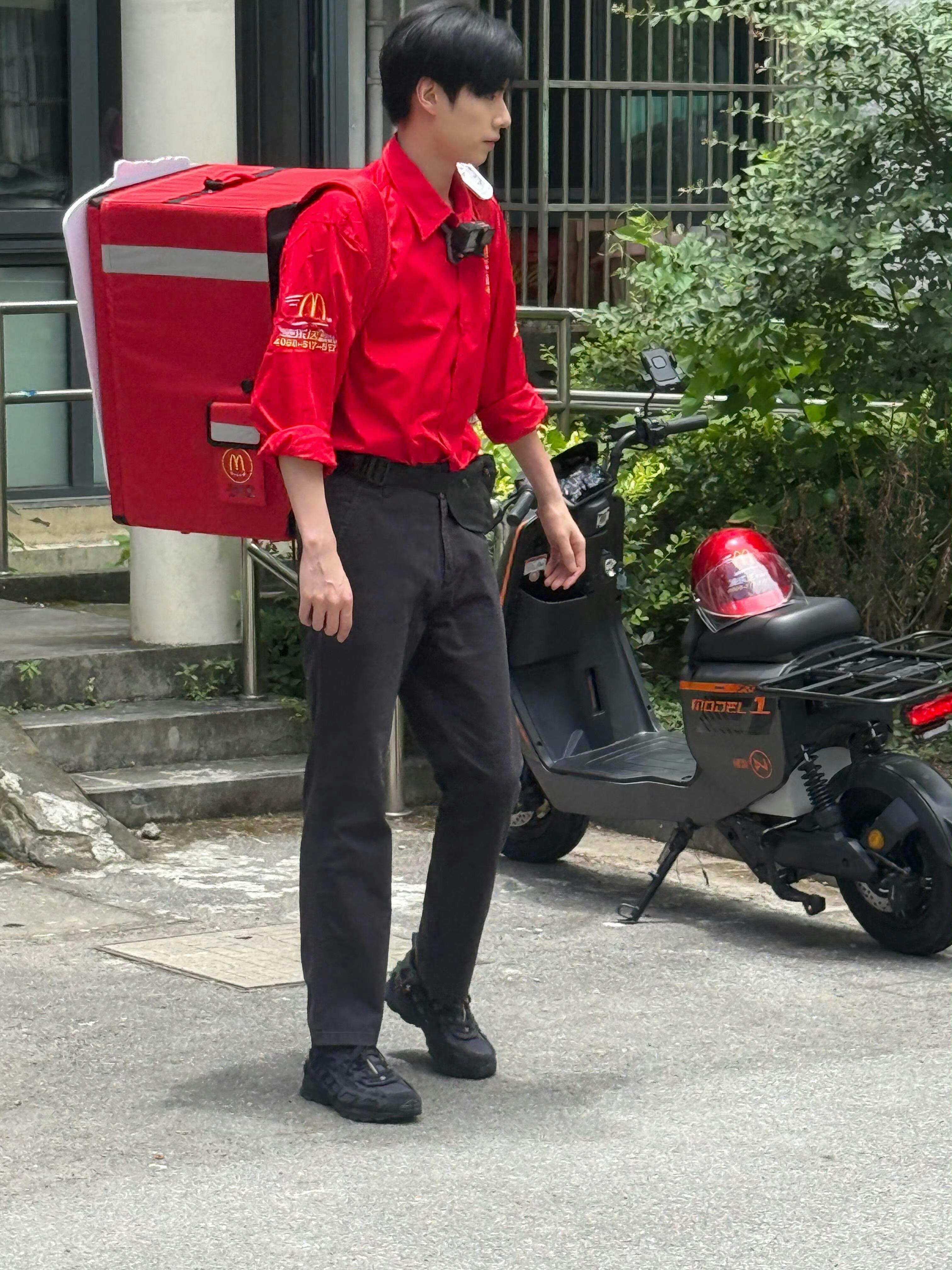 点外卖配送员是胡一天应该是拍节目吧，腿真长啊 ​​​
