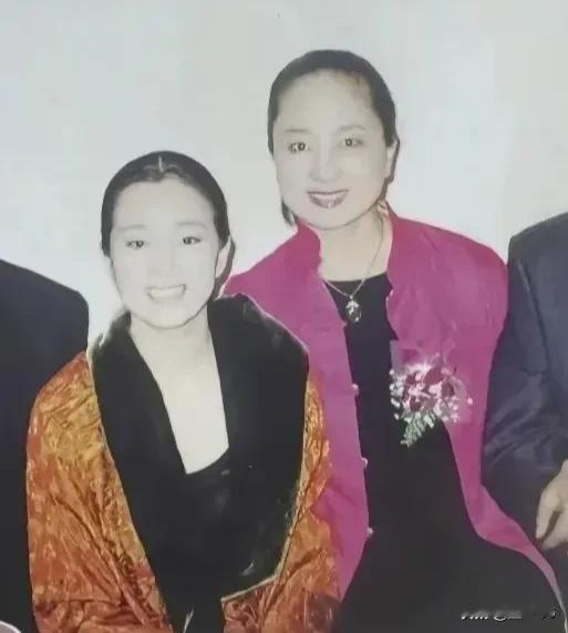 张金玲跟巩俐差不多是两代影星了
巩俐大红的时候张金玲已经很少拍电影了
可好像她们