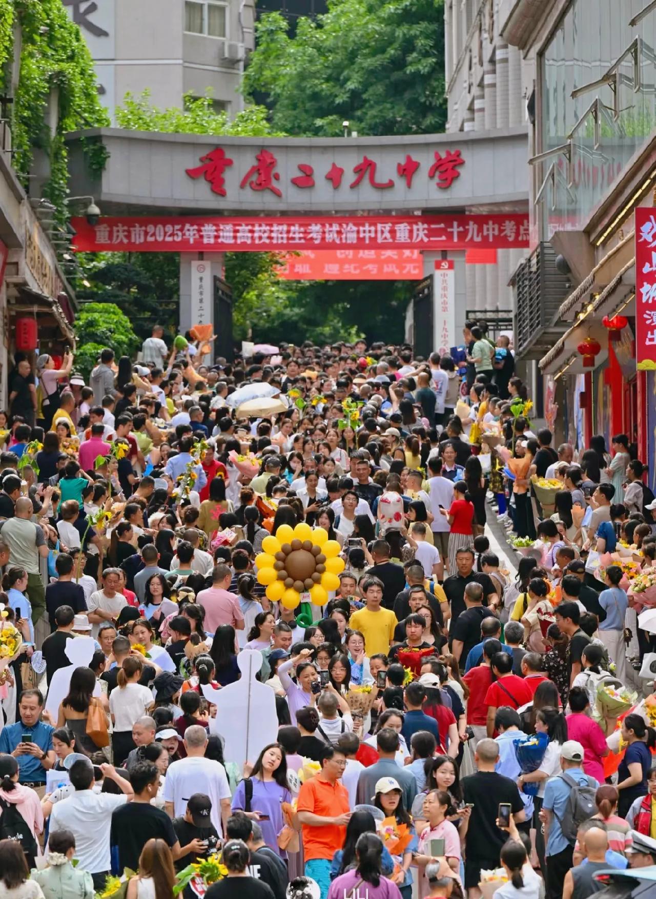 陪伴的温度与重量
家长考场外的身影，凝聚着亲情的温度与殷切守望。然而这份关切有时