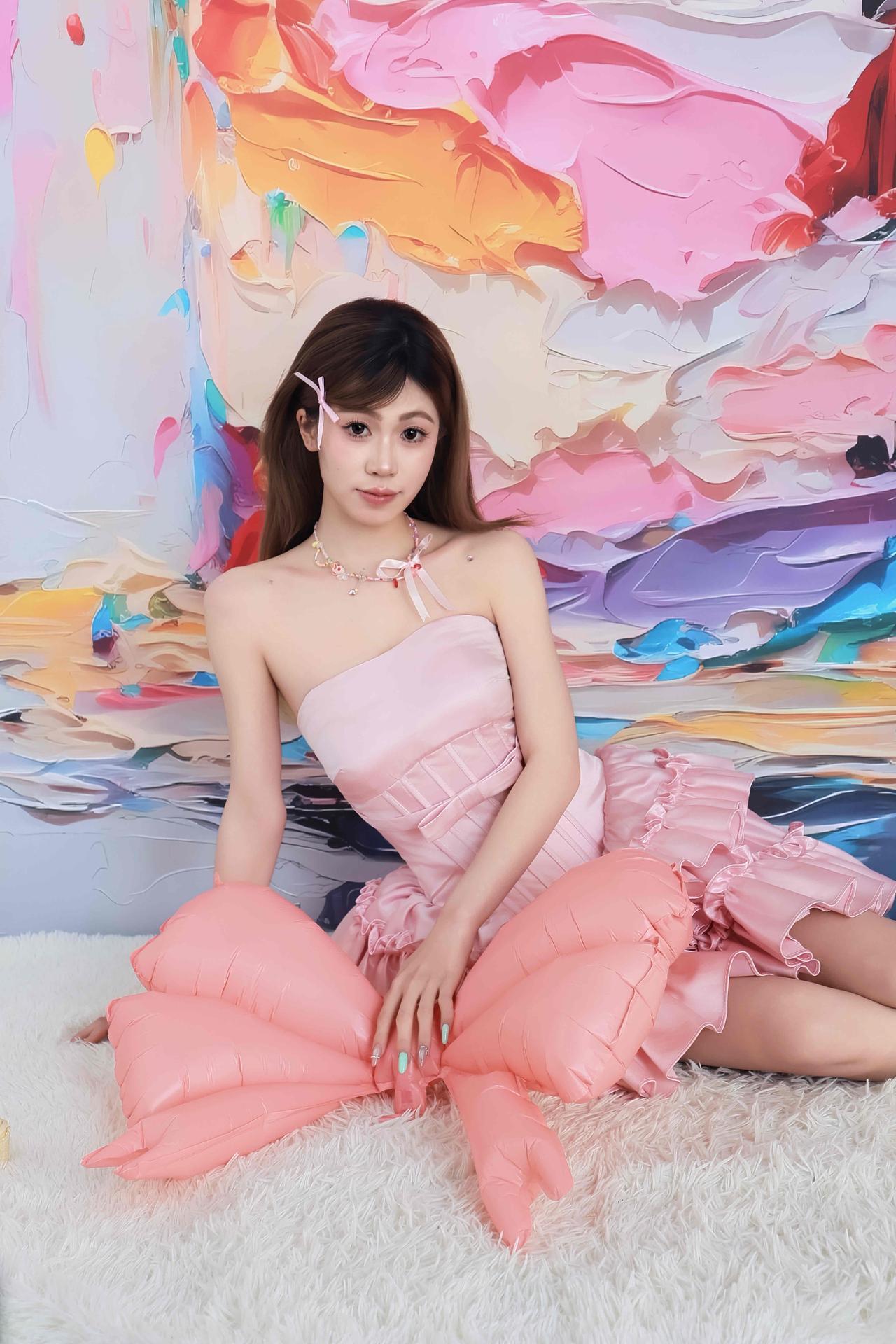 粉色不是幼稚，是永远少女的宣言。🎀💗 这组粉色生日写真，把童话里的蛋糕、气球