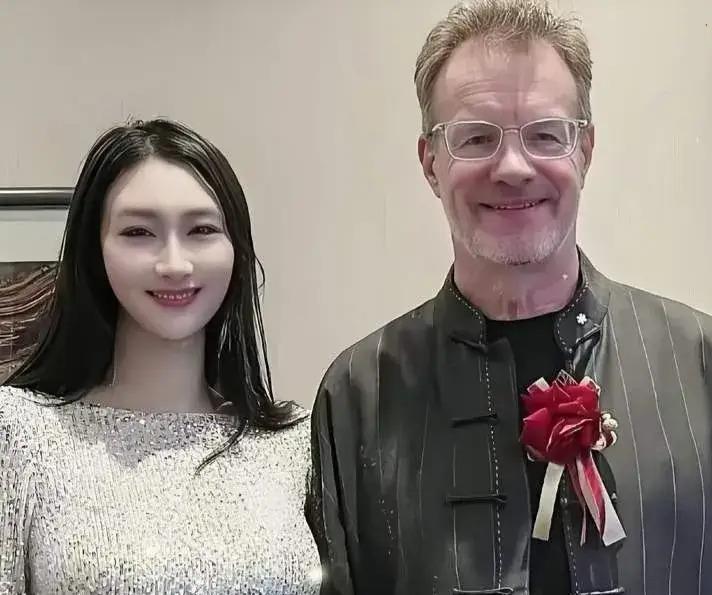 洋笑星大山，跨国婚姻低调相守30多年
 
当年火遍全国的洋笑星大山，和中国妻子甘