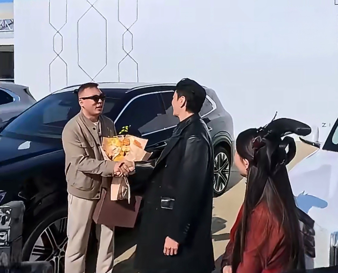 何润东首次回应项羽不肯过江东何润东这回真圆了项羽的遗憾，终于坐船过了江！牵着他那