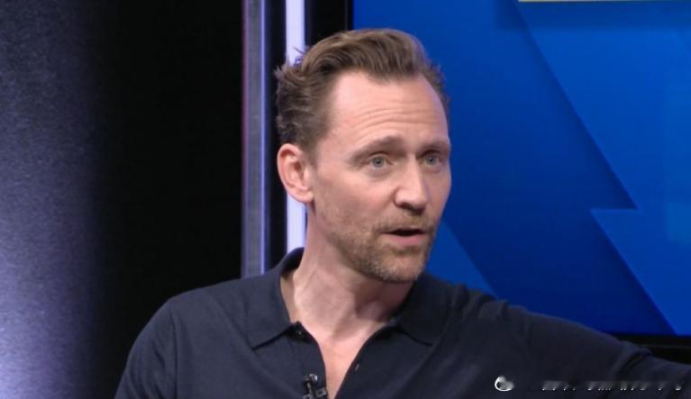 知名演员希德勒斯顿参加天空体育节目，谈到了阿森纳面临的争冠压力。希德勒斯顿说道：